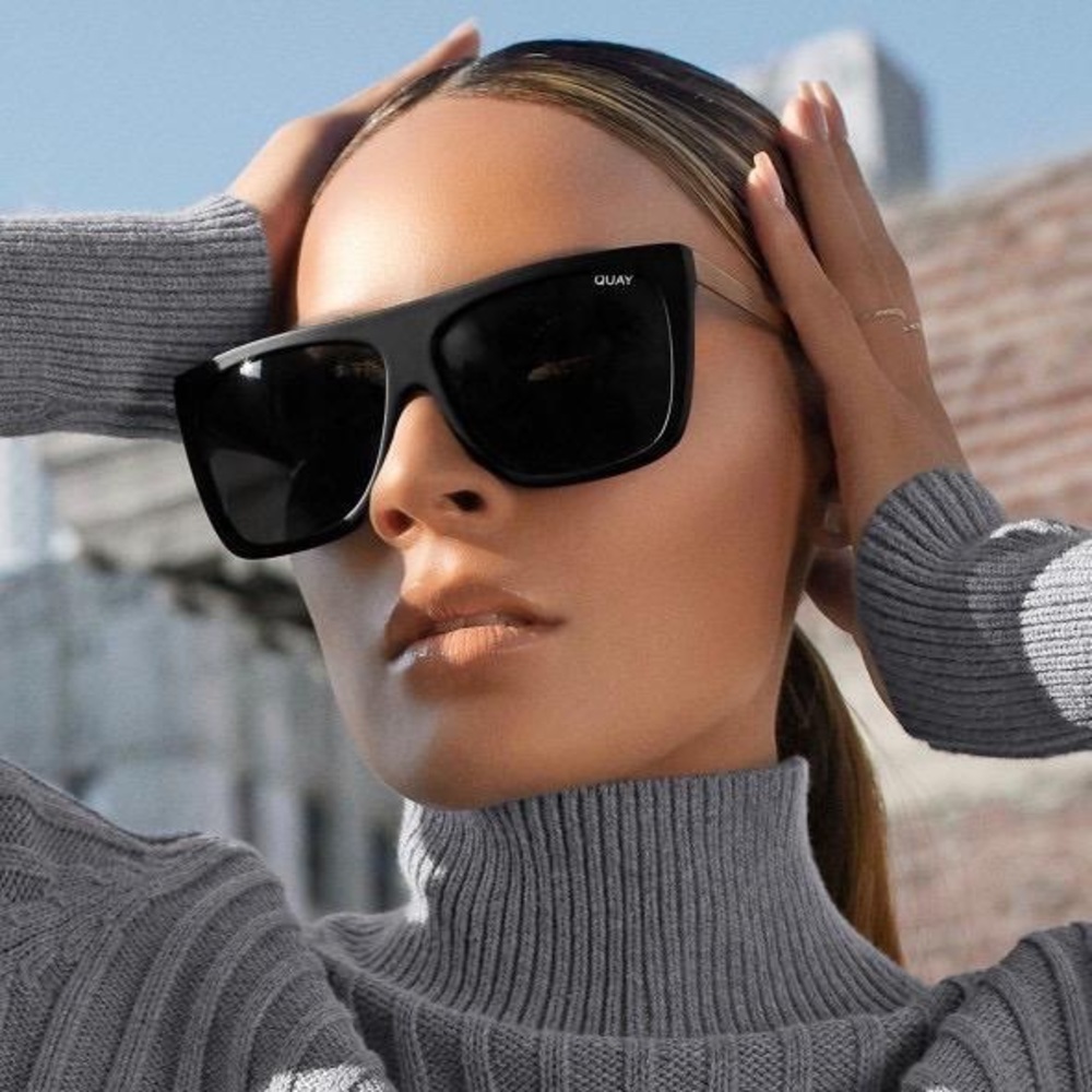 Quay
x Desi Perkins OTL II Sunglasses

Black new.